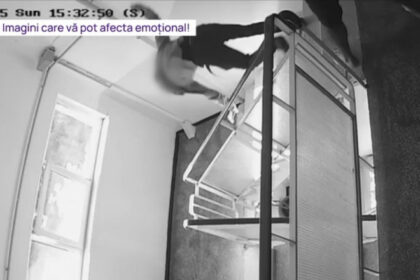 video scene socante in scara unui bloc din bucuresti momentul in care un barbat este aruncat pe scari si tarat 2 etaje 683f617bac8e4