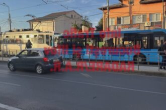 accident autobuz tramvai stb pe soseaua sportului linia 21 este blocata pe sensul spre pasaj colentina 68af389763463