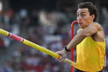 armand duplantis a doborat recordul mondial la saritura cu prajina pentru a 13 a oara cat a sarit mondo la budapesta 689c0fbd5e3f5