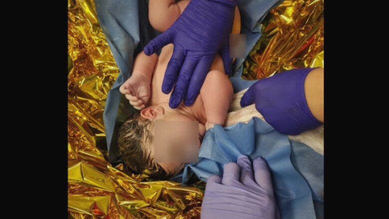 bebelus nascut in ambulanta in drum spre un spital din bucuresti primele sale plansete au umplut autospeciala de bucurie 68ac25f2bb718 1