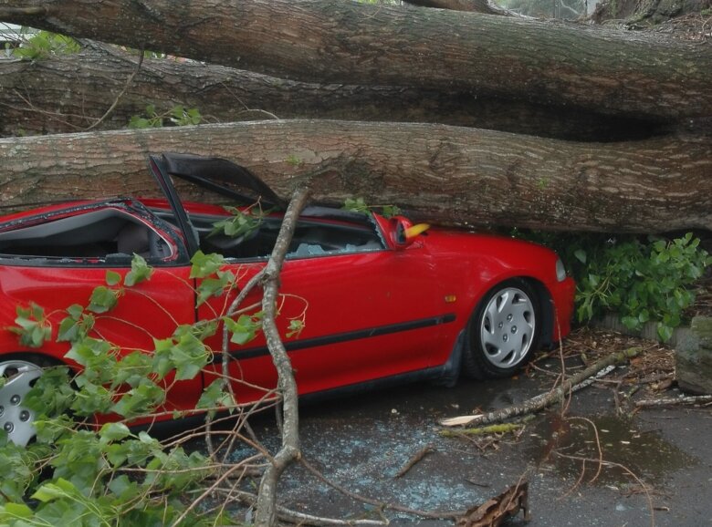 breaking copac prabusit peste o masina pe strada maria rosetti din bucuresti martor doi oameni raniti intervine smurd 68a315ae6ecfc