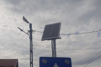 cine e tanarul care curata pe banii lui indicatoarele si marcajele rutiere din bucuresti 68a405a8bc564