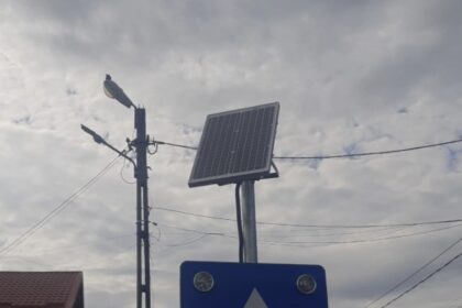 cine e tanarul care curata pe banii lui indicatoarele si marcajele rutiere din bucuresti 68a405a8bc564