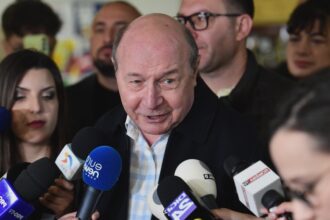 dl basescu se muta intr un apartament la bloc din bucuresti l a primit azi de la guvern si a cerut secretizarea hotararii ca nu vrea sa stie toata lumea unde sta 68a706b92a805