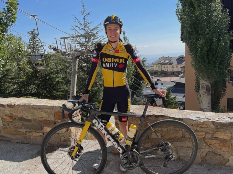 echipa visma lease a bike cu vingegaard jorgenson kuss si zingle la turul spaniei 2025 68a30a4e75ac4