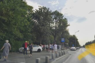 foto accident in berceni pe strada luica unde o masina electrica pare ca a zburat pe trotuar pe langa o statie stb tesla o fi inventat prima masina zburatoare 68a88d3448113
