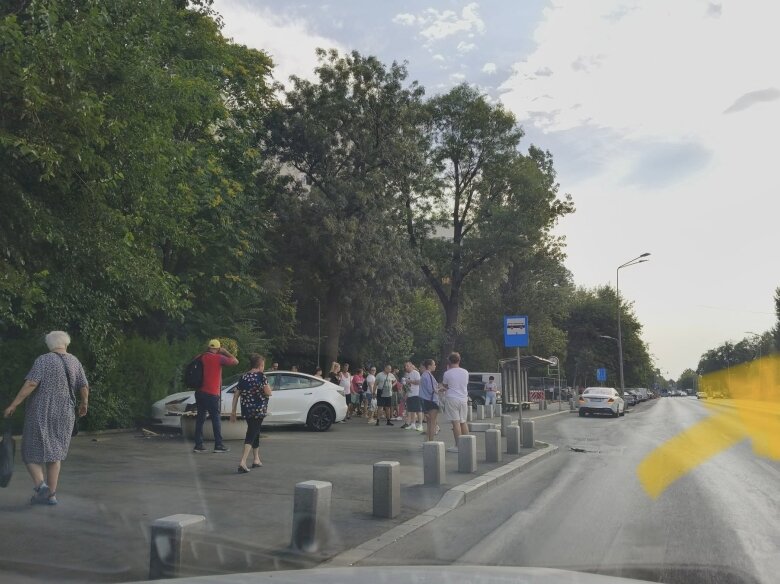 foto accident in berceni pe strada luica unde o masina electrica pare ca a zburat pe trotuar pe langa o statie stb tesla o fi inventat prima masina zburatoare 68a88d3448113