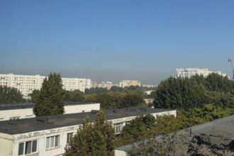 foto aerul din bucuresti e azi irespirabil din cauza incendiului de azi noapte din dragonul rosu miros inecacios si insuportabil de plastic ars din berceni pana titan 68aeb688476c6