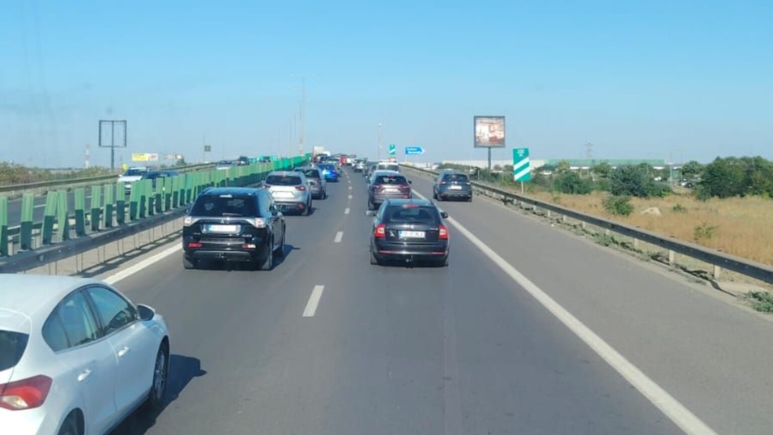 foto cum incepe pentru bucuresteni distractia la mare in minivacanta de sfanta marie pe a2 in spatele a mii de masini hai c ajunge pana se termina liberele 689e23560e800