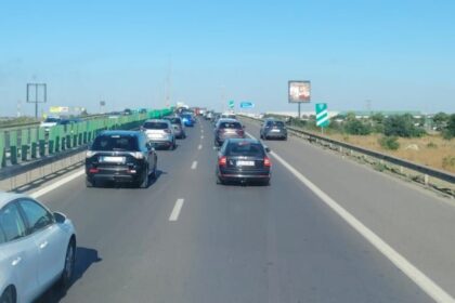 foto cum incepe pentru bucuresteni distractia la mare in minivacanta de sfanta marie pe a2 in spatele a mii de masini hai c ajunge pana se termina liberele 689e23560e800