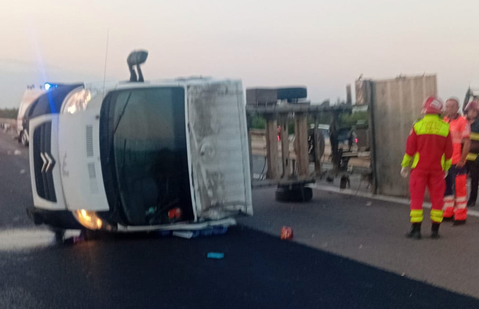 foto ingrozitorul accident de pe a1 din aceasta dimineata in imagini o duba plina cu marfa s a rasturnat pe autostrada bucuresti pitesti soferul n a supravietuit 689c31d14c613