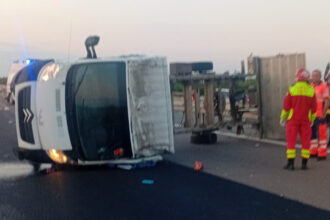 foto ingrozitorul accident de pe a1 din aceasta dimineata in imagini o duba plina cu marfa s a rasturnat pe autostrada bucuresti pitesti soferul n a supravietuit 689c31d14c613