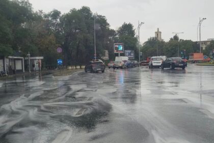 foto s au format primele baltoace pe strazi dupa ploaia de dimineata din bucuresti sanie toata capitala spune o bucuresteanca 68a2f826ed139
