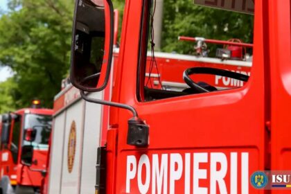 incendiu de vegetatie in localitatea berceni din ilfov 17 autospeciale isu intervin la fata locului sunt degajari mari de fum si exista risc de propagare a focului 689b189d9e565