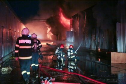 incendiul violent de la dragonul rosu din bucuresti a fost stins dupa patru zile de interventii pompierii au avut 28 de autospeciale de stingere 68b2b2bee423a