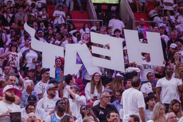 nba un angajat al echipei miami heat a recunoscut furtul a sute de tricouri purtate in meciuri 68a5b0518fcaf