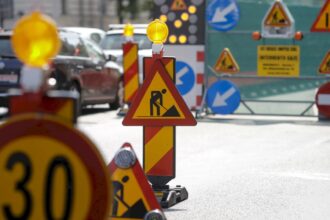 o avarie termo incurca grav traficul pe soseaua mihai bravu pana luni sunt restrictii de trafic cu circulatie redirectionata pe sinele de tramvai 689dea52947a6