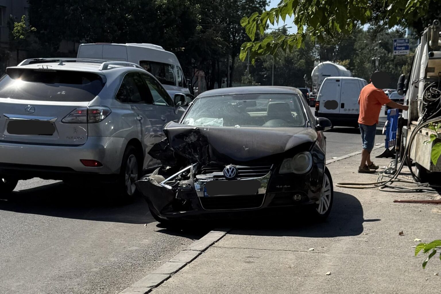 o masina busita incurca circulatia pe o banda de pe bulevardul aerogarii sta aici de o saptamana si autoritatile nu o ridica dar i au lasat amenda 689e06ee9533f