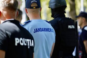 sase persoane retinute dupa ce ar fi inscenat vanzarea unei arme pentru a reduce pedeapsa unui inculpat pentru omor 689c501c62d18