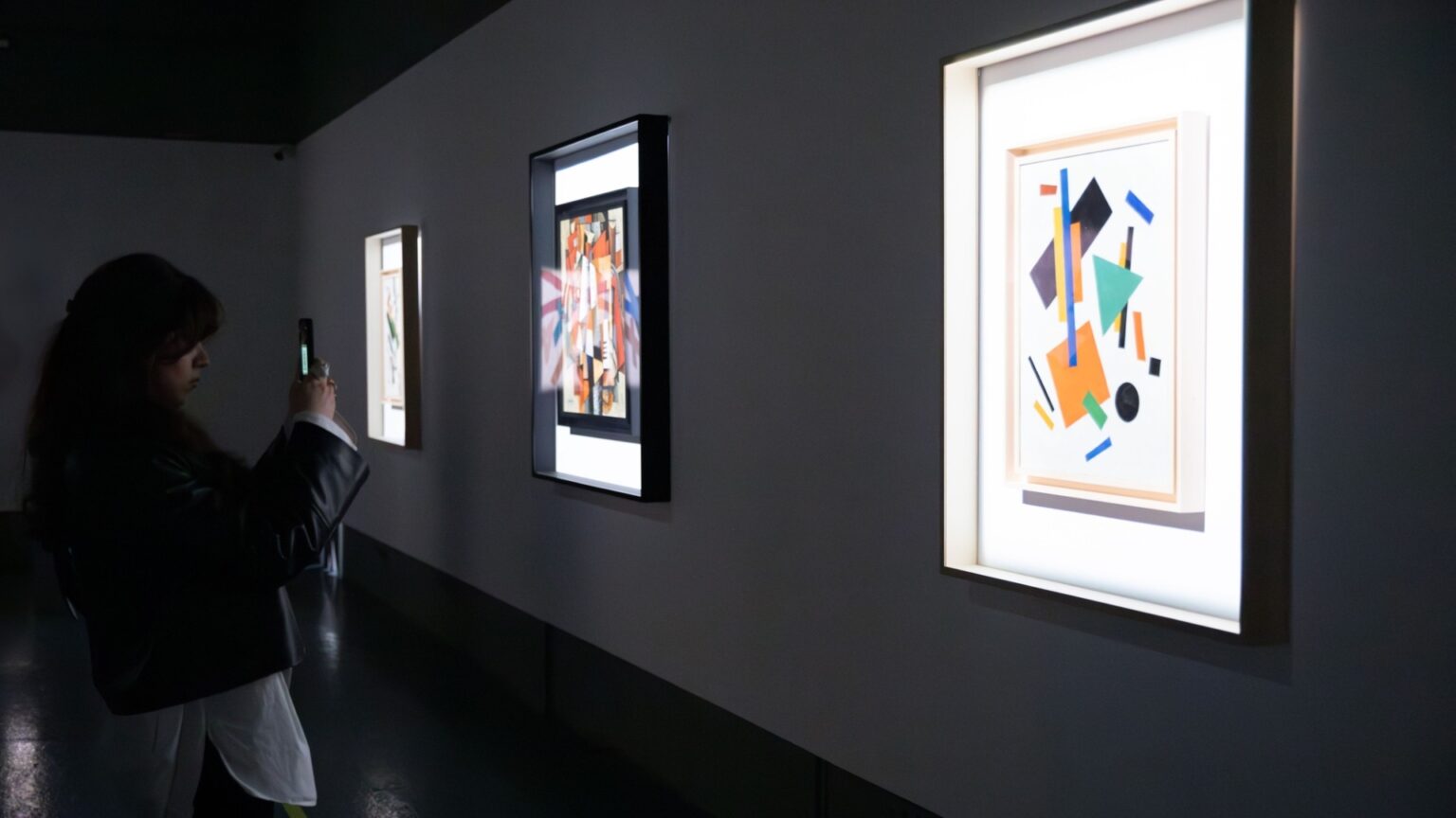 scandal in lumea artei de la bucuresti un expert acuza ca mai multe tablouri gasite sub o saltea si expuse la mnac sunt falsuri muzeul nu spune daca sunt sau nu autentice 68b18738b5ed8