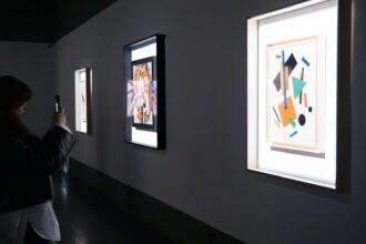 scandal in lumea artei de la bucuresti un expert acuza ca mai multe tablouri gasite sub o saltea si expuse la mnac sunt falsuri muzeul nu spune daca sunt sau nu autentice 68b18738b5ed8