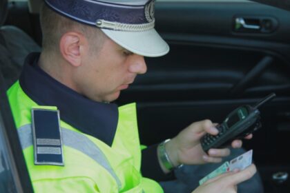 sofer din targu jiu prins conducand cu peste 200km h pe drumul expres pitesti craiova politistii au dat amenzi de 70 000 de lei 68a1b5aa2ee89