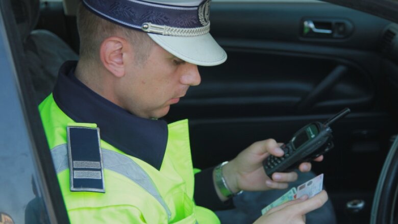 sofer din targu jiu prins conducand cu peste 200km h pe drumul expres pitesti craiova politistii au dat amenzi de 70 000 de lei 68a1b5aa2ee89