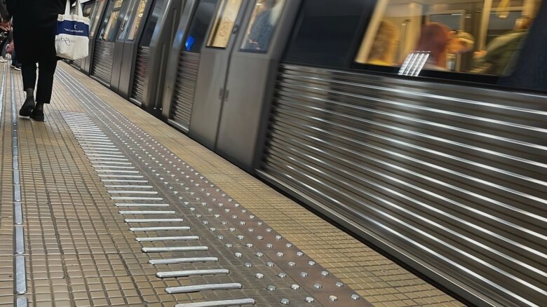 tentativa de suicid la metrou in piata victoriei o tanara s a aruncat in fata trenului care circula spre gara de nord care a fost oprit la timp 68af2948a13cc