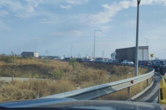 trafic blocat in zona nodului rutier al autostrazii bucurestiului a0 cu a2 in aceasta seara un tir s a defect si a ramas in drum 68a88d2d505df