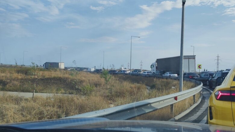 trafic blocat in zona nodului rutier al autostrazii bucurestiului a0 cu a2 in aceasta seara un tir s a defect si a ramas in drum 68a88d2d505df