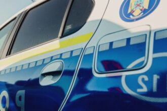 un barbat care alerga cu cutitul dupa sotia lui a fost imobilizat si incatusat de o politista 68acb1aa75d65