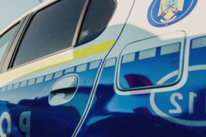 un barbat care alerga cu cutitul dupa sotia lui a fost imobilizat si incatusat de o politista 68acb1aa75d65