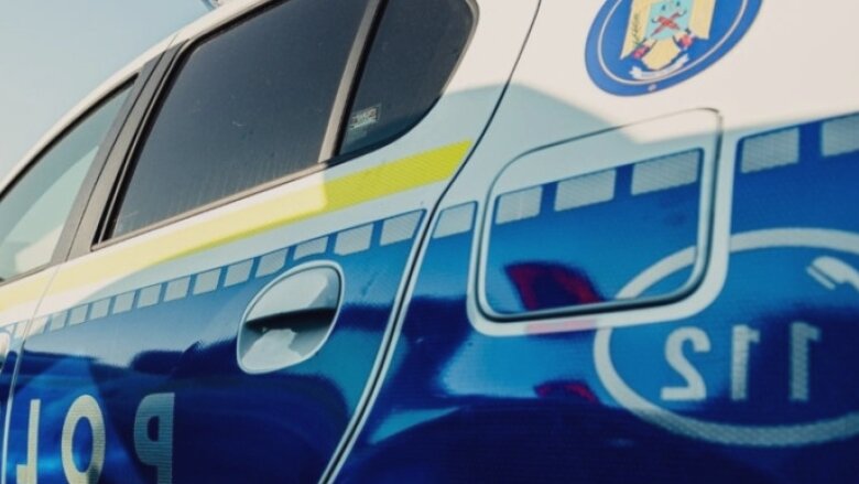 un barbat care alerga cu cutitul dupa sotia lui a fost imobilizat si incatusat de o politista 68acb1aa75d65