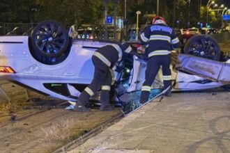 un pusti cu bmw s a rasturnat pe sina de tramvai dupa ce s a izbit de refugiul din statia stb accidentul la intersectia calea 13 septembrie si str mihail sebastian 68ad51fe0eada