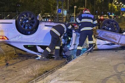 un pusti cu bmw s a rasturnat pe sina de tramvai dupa ce s a izbit de refugiul din statia stb accidentul la intersectia calea 13 septembrie si str mihail sebastian 68ad51fe0eada