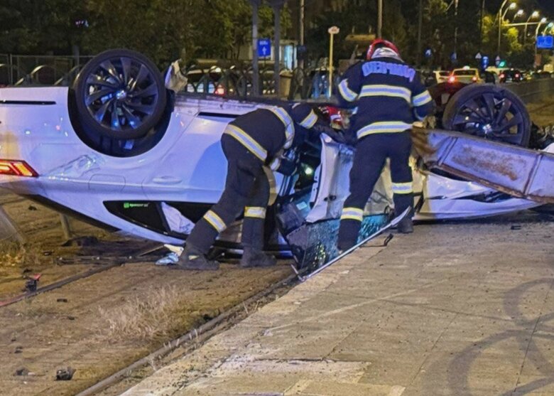 un pusti cu bmw s a rasturnat pe sina de tramvai dupa ce s a izbit de refugiul din statia stb accidentul la intersectia calea 13 septembrie si str mihail sebastian 68ad51fe0eada