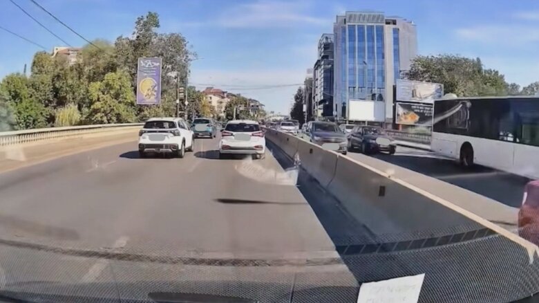 video 10 secunde cu pocneli in lant in traficul din bucuresti soferii s au grabit si s au lovit ca popicele 68aeefca5a702 1