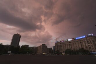 video fricile bucurestenilor pe timp de furtuna oamenii se tem de tencuiala care cade de pe cladirile vechi si de copacii uscati pe care i doboara si un vanticel 689f37985b678