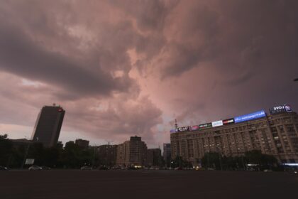 video fricile bucurestenilor pe timp de furtuna oamenii se tem de tencuiala care cade de pe cladirile vechi si de copacii uscati pe care i doboara si un vanticel 689f37985b678