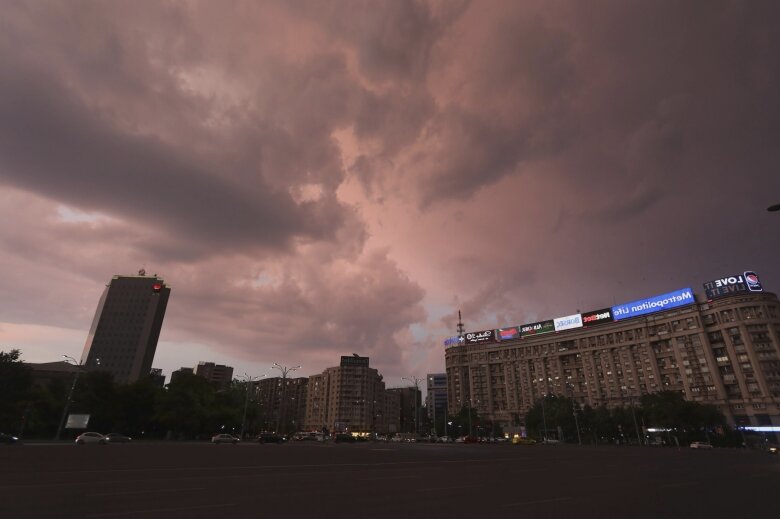 video fricile bucurestenilor pe timp de furtuna oamenii se tem de tencuiala care cade de pe cladirile vechi si de copacii uscati pe care i doboara si un vanticel 689f37985b678