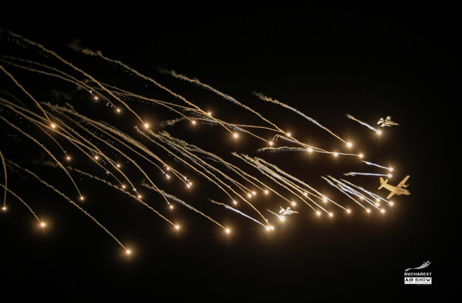 video probabil cele mai spectaculoase imagini de noapte de la bias 2025 un spartan si doua f 16 au luminat fantastic cerul 68b3faabc06dd