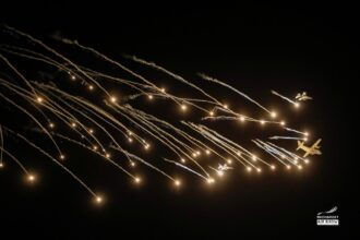 video probabil cele mai spectaculoase imagini de noapte de la bias 2025 un spartan si doua f 16 au luminat fantastic cerul 68b3faabc06dd