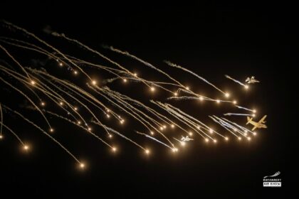 video probabil cele mai spectaculoase imagini de noapte de la bias 2025 un spartan si doua f 16 au luminat fantastic cerul 68b3faabc06dd