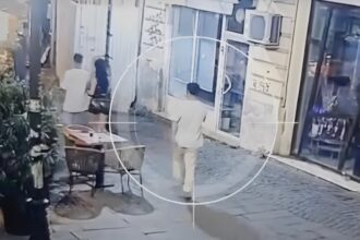 video secundele in care pistolarul din centrul vechi se plimba agitat pe langa terasa vorbind la telefon apoi scoate arma trage foc dupa foc si fuge 68a6bc9f2c5b9