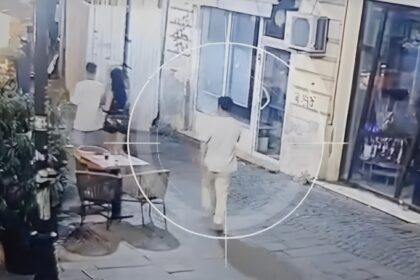 video secundele in care pistolarul din centrul vechi se plimba agitat pe langa terasa vorbind la telefon apoi scoate arma trage foc dupa foc si fuge 68a6bc9f2c5b9