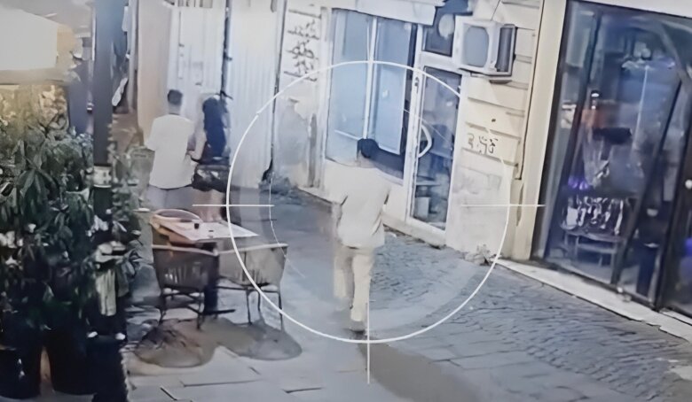 video secundele in care pistolarul din centrul vechi se plimba agitat pe langa terasa vorbind la telefon apoi scoate arma trage foc dupa foc si fuge 68a6bc9f2c5b9