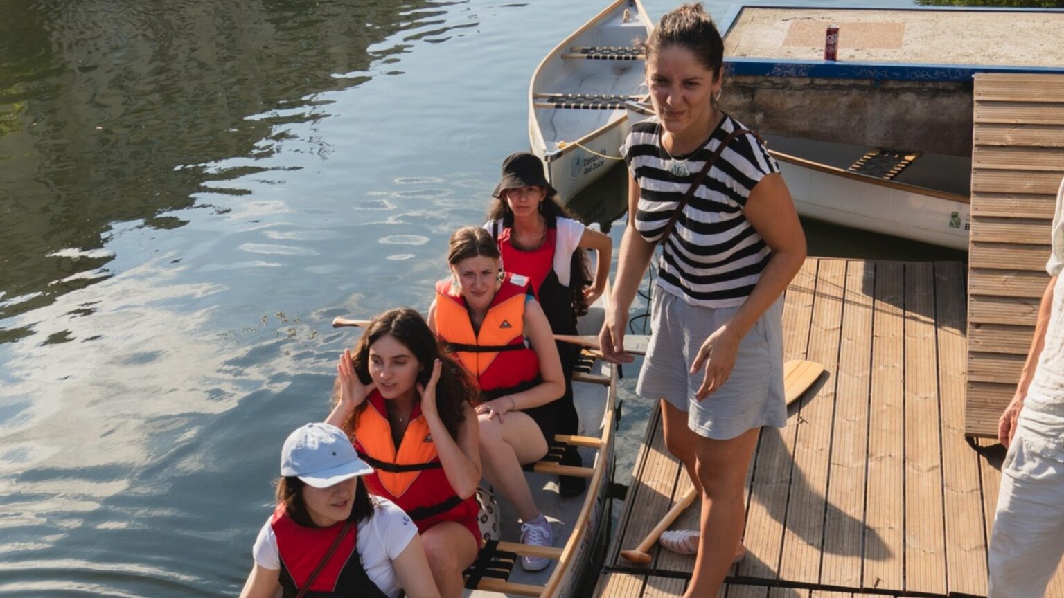 weekendul acesta bucurestenii pot iesi iar cu barcutele pe dambovitaf09f9aa3e29980efb88f punctul de intalnire este debarcaderul natiunilor unite 689c6f3605103