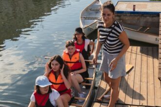 weekendul acesta bucurestenii pot iesi iar cu barcutele pe dambovitaf09f9aa3e29980efb88f punctul de intalnire este debarcaderul natiunilor unite 689c6f3605103