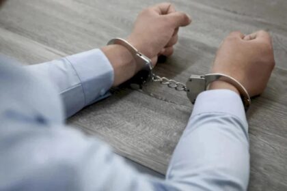 adolescentul din bucuresti care a trimis mesaje de amenintare in sute de scoli si spitale din capitala si din toata tara arestat preventiv e acuzat de terorism 68d79fa5282ca