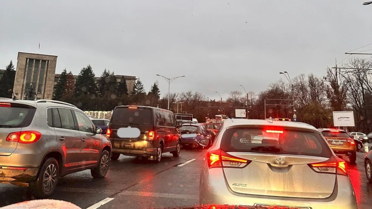ajungem sa traim in traficul din bucuresti la propriu petrecem in intersectii peste 12 zile de munca ps haosul din oras s a mutat la pranz arata indexul de trafic 2025 68c94dcd477ef